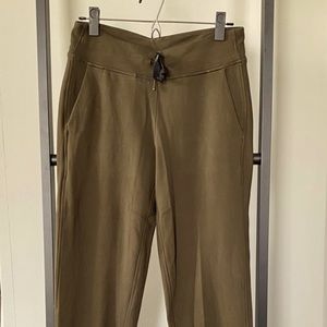 🍋🍋🍋Lululemon Athletica🍋🍋🍋,Ready to Rulu, olive green jogger, size 6.EUC
